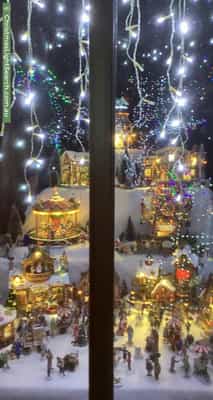 Christmas Light display at 16 Merchant Court, Springwood