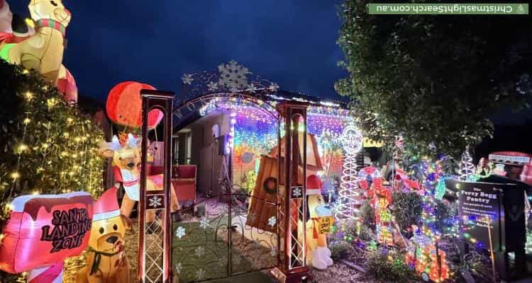 Christmas Light display at 14 Percy Begg Circuit, Dunlop