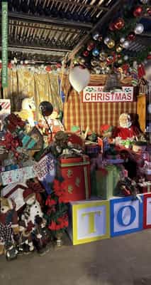 Christmas Light display at 25 Exeter Street, Hadfield
