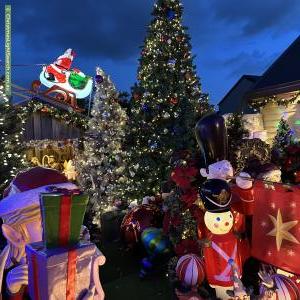 Christmas Light display at 25 Exeter Street, Hadfield